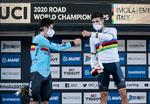Filippo Ganna (til højre)  lykønskes med VM-titlen sidste år af belgieren Wout van Aert. De to aspirerer kraftigt til hovedrollerne igen i dag, når der dystes om den globale hæder på enkeltstarten i Belgien.
 Foto: Tariq Mikkel Khan