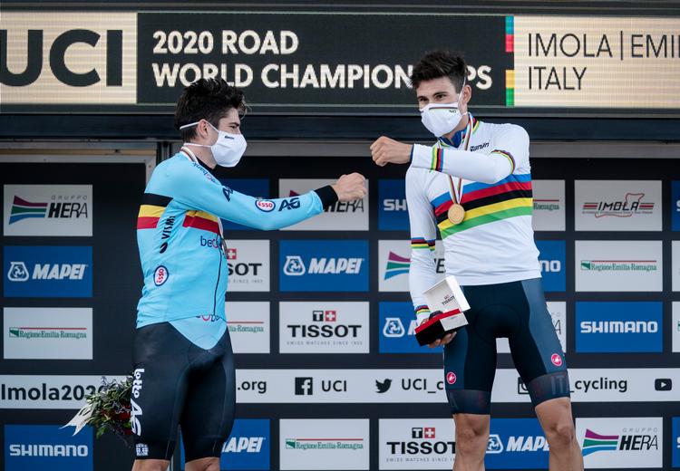 Filippo Ganna (til højre)  lykønskes med VM-titlen sidste år af belgieren Wout van Aert. De to aspirerer kraftigt til hovedrollerne igen i dag, når der dystes om den globale hæder på enkeltstarten i Belgien.
 Foto: Tariq Mikkel Khan