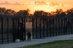 DEL RIO, TX - SEPTEMBER 17: A Texas Army National Guard member guards an opening in the border wall near a makeshift migrant encampment where thousands of migrants have gathered, causing U.S. Customs and Border Protection to close the point of entry between the U.S. and Mexico in response to an influx of immigrants on September 17, 2021 in Del Rio, Texas. According to a statement from the agency, the Del Rio point of entry will be temporarily closed to allocate more resources to the thousands of migrants staying in a makeshift encampment under a nearby bridge, with no specific timeline for reopening. Jordan Vonderhaar/Getty Images/AFP == FOR NEWSPAPERS, INTERNET, TELCOS &amp; TELEVISION USE ONLY == Foto: Jordan Vonderhaar/Ritzau Scanpix