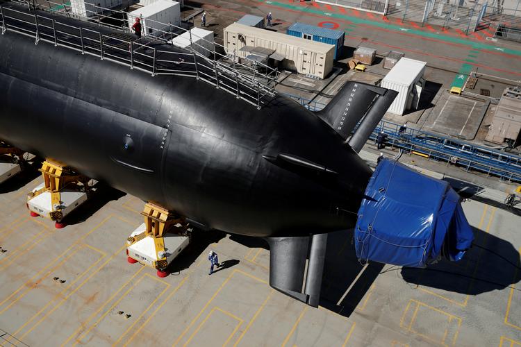     En fransk atomdrevet u-båd på værftet i Cherbourg. Den udgave, Australien nu siger nej til, var udstyret med dieselmotorer.  Foto: Benoit Tessier/Ritzau Scanpix