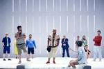 Det er imponerende, hvordan ensemblet på 15 personer navigerer rundt på scenen i ’Sommergæster’. Foto: Catrine Zorn