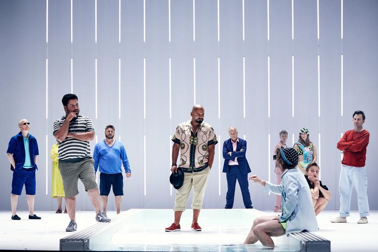 Det er imponerende, hvordan ensemblet på 15 personer navigerer rundt på scenen i ’Sommergæster’. Foto: Catrine Zorn