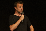 Hvordan kan det være, at man begynder at svede på en underlig måde, når man runder de 50.? Det er et af de mange spørgsmål, Carsten Bang stiller i jubilæumsshowet 'Punk'.  Foto: Haidi Taymyr