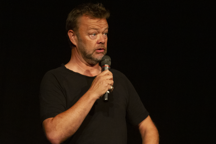 Hvordan kan det være, at man begynder at svede på en underlig måde, når man runder de 50.? Det er et af de mange spørgsmål, Carsten Bang stiller i jubilæumsshowet 'Punk'.  Foto: Haidi Taymyr