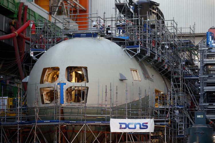    Denne eller lignende 97 meter lange atomdrevne u-båd med langtrækkende missiler udstyret med nukleare sprænghoveder kommer ikke til at sejle under australsk flag.. Frankrig går glip af en ordre på 90 milliarder dollar, og politisk er Australiens brud på kontrakten et hårdt politisk slag for Frankrig. Foto: Thibault Camus/Ritzau Scanpix