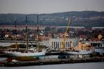 Frederikshavn er kendt for flådestationen, hvor skoleskibet Danmark og Kongeskibet Dannebrog jævnligt lægger til. Men der er også livlig færgetrafik til Sverige fra den nordjyske købstad.   Foto: Carsten Ingemann