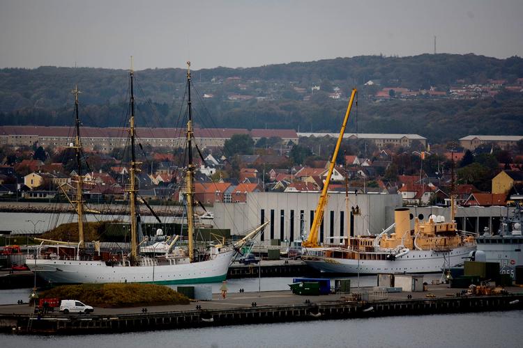 Frederikshavn er kendt for flådestationen, hvor skoleskibet Danmark og Kongeskibet Dannebrog jævnligt lægger til. Men der er også livlig færgetrafik til Sverige fra den nordjyske købstad.   Foto: Carsten Ingemann