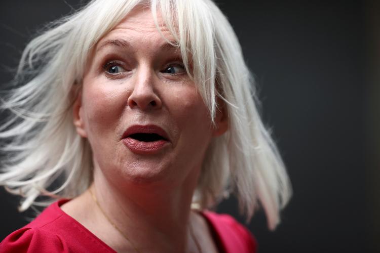 64-årige Nadine Dorries skal føre an i den konservative kulturkrig mod den politiske korrekthed på venstrefløjen. Fjenden er woke og snowflakes. Foto: Hannah Mckay/Ritzau Scanpix