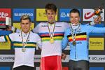 Tre mulige fremtidige stjerner på det højeste internationale niveau med den 22-årige dansker Johan Price-Pejtersen iført regnbuetrøjen som nykåret U23-verdensmester i enkeltstart flankeret af australieren Lucas Papp (t.v.) og belgieren Florian Vermeersch.
 Foto: Dirk Waem/Ritzau Scanpix