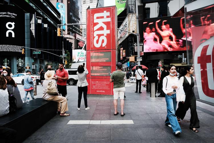 NEW YORK, NEW YORK - SEPTEMBER 14: People purchase tickets at the reopened TKTS booth for Broadway shows in Times Square on September 14, 2021 in New York City. Major Broadway shows including The Lion King, Hamilton, Wicked and Chicago will return to live performances tonight for the first time in 18 months after closing due to the COVID-19 pandemic. Proof of vaccination and masks will be required for all audience members. Broadway shows draw thousands of tourists a year and support restaurants, bars and retail businesses throughout the city. Spencer Platt/Getty Images/AFP == FOR NEWSPAPERS, INTERNET, TELCOS &amp; TELEVISION USE ONLY == Foto: Spencer Platt/Ritzau Scanpix