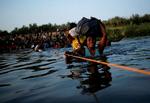 Migranter forsøger at krydse River Bravo-floden i Mexico og nå ind i USA.  Foto: Daniel Becerril/Ritzau Scanpix