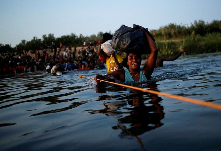 Migranter forsøger at krydse River Bravo-floden i Mexico og nå ind i USA.  Foto: Daniel Becerril/Ritzau Scanpix