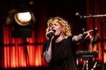 Annika Aakjær har de seneste år givet 150-200 koncerter, været på tv, i podcasts og meget mere. Nu har hun fået forhøjet blodtryk. Foto: Linda Johansen