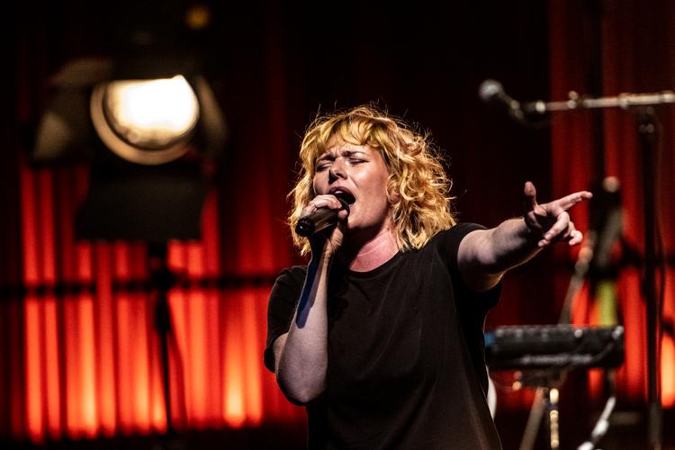Annika Aakjær har de seneste år givet 150-200 koncerter, været på tv, i podcasts og meget mere. Nu har hun fået forhøjet blodtryk. Foto: Linda Johansen