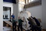 Her er et af forstudierne til Anne Marie Carl Nielsens rytterstatue på Christiansborg Ridebane ved at blive installeret på Glyptoteket. Foto: Marcus Emil Christensen