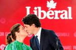 Canada's premierminister Justin Trudeau med konen Sophie Gregoire efter det stod klart, at han fortsætter på posten. Dog uden den vælgerfremgang, han var så sikker på.
REUTERS/Carlos Osorio    Foto: Carlos Osorio/Ritzau Scanpix