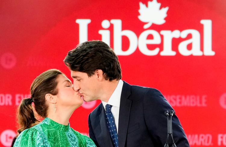 Canada's premierminister Justin Trudeau med konen Sophie Gregoire efter det stod klart, at han fortsætter på posten. Dog uden den vælgerfremgang, han var så sikker på.
REUTERS/Carlos Osorio    Foto: Carlos Osorio/Ritzau Scanpix