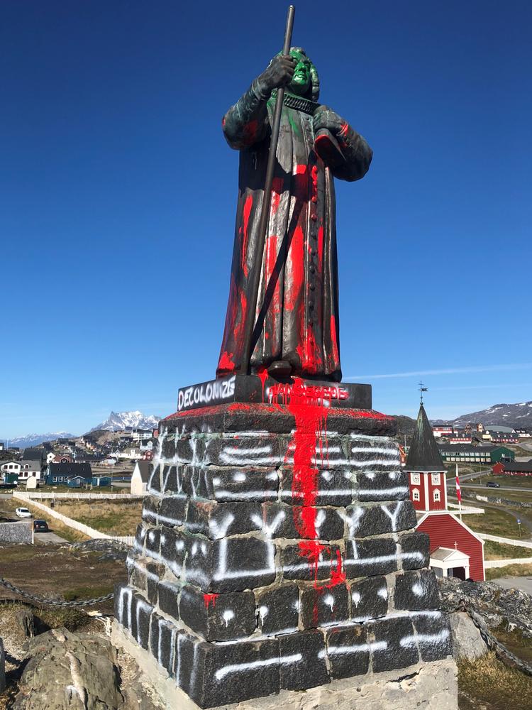 I juni sidste år blev der hældt rød maling og skrevet slagord på statuen af Hans Egede i Nuuk. I år er det 300 år siden, præsten ankom til Grønland for at missionere. Foto: Hans Peter Kleemann/Ritzau Scanpix