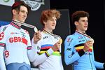 De tre medaljevindere på juniorernes enkeltstart ved VM viser stolt beviset på deres bedrift frem. Fra venstre: Briten Joshua Tarling, den danske verdensmester Gustav Wang og belgieren Alec Segaert.
 Foto: David Stockman/Ritzau Scanpix