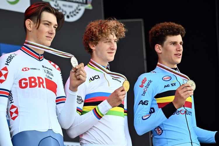 De tre medaljevindere på juniorernes enkeltstart ved VM viser stolt beviset på deres bedrift frem. Fra venstre: Briten Joshua Tarling, den danske verdensmester Gustav Wang og belgieren Alec Segaert.
 Foto: David Stockman/Ritzau Scanpix