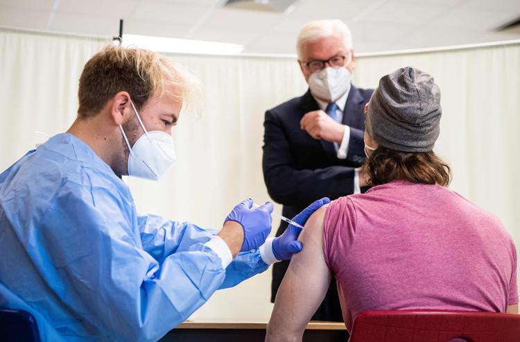 Tysklands præsident, Frank-Walter Steinmeier, taler med en borger, som bliver vaccineret, på Ruth Cohn-skolen i Berlin som led i vaccinationskampagnen #HierWirdGeimpft (på dansk Her vaccinerer vi). Foto: Bernd von Jutrczenka/Ritzau Scanpix