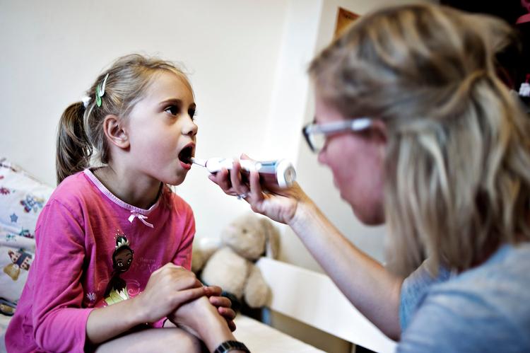 I langt, langt de fleste tilfælde repræsenterer de syge børn bare en periode, man skal igennem. Der er tale om en tilfældig ophobning af forskellige infektionssygdomme. Foto: Graversen Anita/Ritzau Scanpix