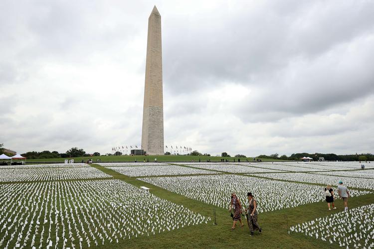 660.000 hvide flag var 18. september i år opstillet ved Washinton Monument tæt ved Det Hvide Hus i Washintong D.C., fordi det officielle amerikanske dødstal efter covid er oversteget 660.000. Dermed er flere amerikanere døde af covid-19 end under Den Spanske Syge. 'In America: Remember, ' bliver flagudstillingen kaldt. Spencer Platt/Getty Images/AFP  Foto: Chip Somodevilla/Ritzau Scanpix