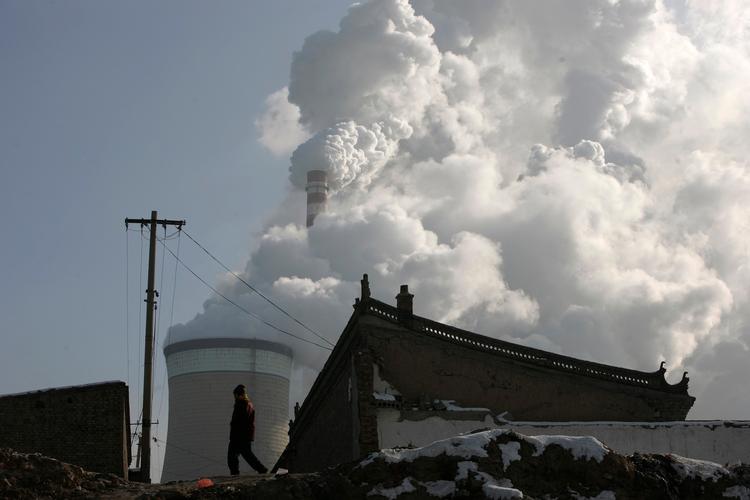 Kina er ubetinget det land i verden, der bygger mest kukraft: Her er det er kraftværk i Shanxi-provinsen. Nu vil Kina foreløbig holde op med at bygge kulkraft i udlandet. Foto: Jason Lee/Ritzau Scanpix