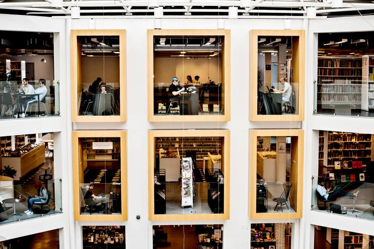 Har jeg valgt rigtigt og er der ikke sjovere på en anden uddannelseshylde?, spørger unge selv selv. Nogle får ligefrem uddannelses-FOMO.  Her Hovedbiblioteket i København.    Foto: Maud Lervik