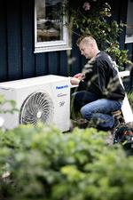 Du mindsker CO2-udledningen ved at skifte olie- eller gasfyret ud med varmepumpe, og typisk bliver varmeregningen også lavere. Foto: Joachim Adrian