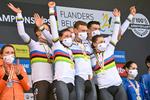 Tony Martin var et populært, tiljublet midtpunkt i den sejrende tyske sekstet ved hyldestseancen efter mixed holdløbet ved VM i Belgien.
 Foto: David Stockman/Ritzau Scanpix