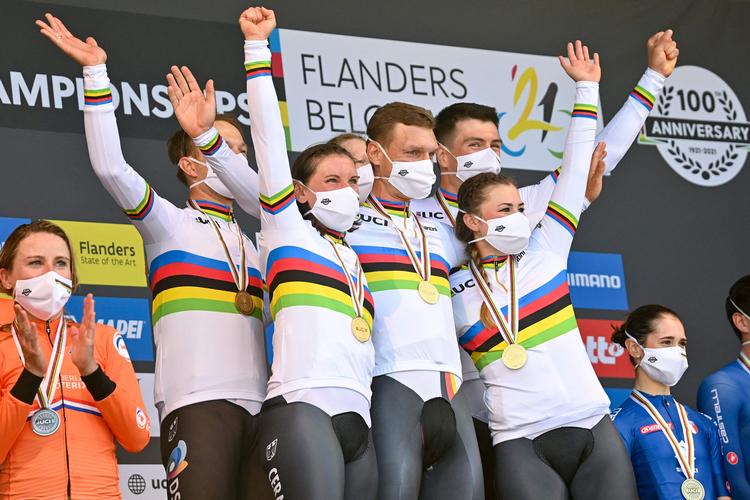 Tony Martin var et populært, tiljublet midtpunkt i den sejrende tyske sekstet ved hyldestseancen efter mixed holdløbet ved VM i Belgien.
 Foto: David Stockman/Ritzau Scanpix