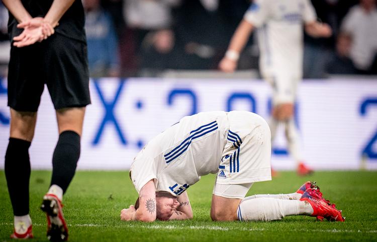 FCK bider i græsset og er inde i en dårlig periode. Søndag tabte holdet hjemme topopgøret mod FC Midtjylland, selv om københavnerne spillede med en mand i overtal i det meste af kampen. Og i dag røg holdet så ud af pokalturneringen efter et 3-0 nederlag til Nykøbing FC.  Foto: Liselotte Sabroe (arkiv)/Ritzau Scanpix