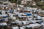 Migranterne i den nyopførte lejr Zervou på den græske ø Samos sad tidligere i denne lejr andetsteds på øen. Den brændte dog, og derfor er der blevet bygget en ny lejr, der bliver overvåget af kameraer og er omkranset af pigtråd og døre, der åbnes med fingeraftryk og elektroniske kort. Foto: Louisa Gouliamaki/Ritzau Scanpix