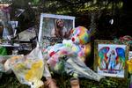 MIndesmærke for den afdøde rejseblogger, Gabby Petitio, vis lig blev fundet i en nationalpark i Wyoming.  
FOTO: REUTERS Foto: Shannon Stapleton/Ritzau Scanpix