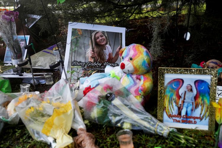 MIndesmærke for den afdøde rejseblogger, Gabby Petitio, vis lig blev fundet i en nationalpark i Wyoming.  
FOTO: REUTERS Foto: Shannon Stapleton/Ritzau Scanpix