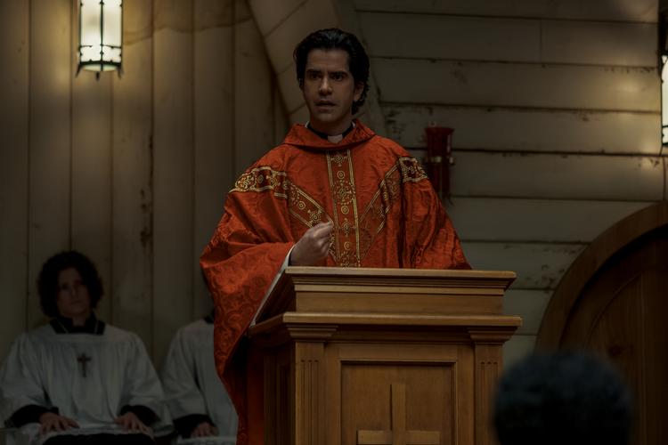 Da fader Paul kommer til øen begynder der at ske besynderlige ting og sager.  Foto: Netflix