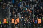 Marseille-tilhængere på vej ind på banen i Angers onsdag efter angivelige 'provokationer' fra hjemmepublikummet. Et år uden fodbold grundet corona-krisen har skabt store spændinger, mener parisisk tilhænger. Foto: Jean-francois Monier/Ritzau Scanpix
