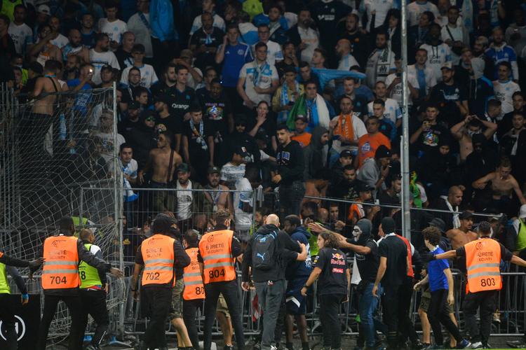 Marseille-tilhængere på vej ind på banen i Angers onsdag efter angivelige 'provokationer' fra hjemmepublikummet. Et år uden fodbold grundet corona-krisen har skabt store spændinger, mener parisisk tilhænger. Foto: Jean-francois Monier/Ritzau Scanpix