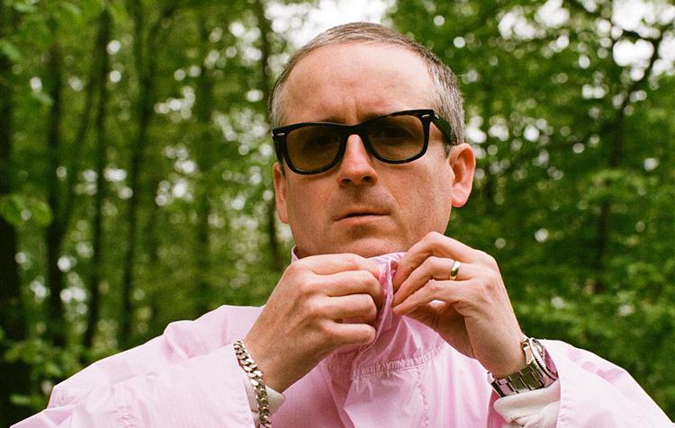 Under en koncert i 2019 blev Alexis Taylor ramt af tinnitus, hvilket han har måttet lære at leve med som musiker under den lange engelske nedlukningsisolation, hvor ’Silence’ er indspillet. 