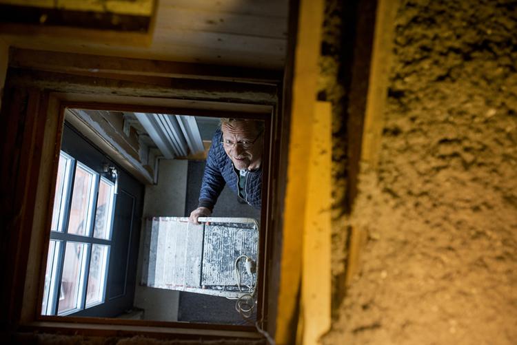Du kan f.eks. få tilskud til at isolere dit loft - men sæt dig lige ind i, hvordan køen til at søge tilskuddet virker. Arkivfoto. Foto: Cicilie S. Andersen