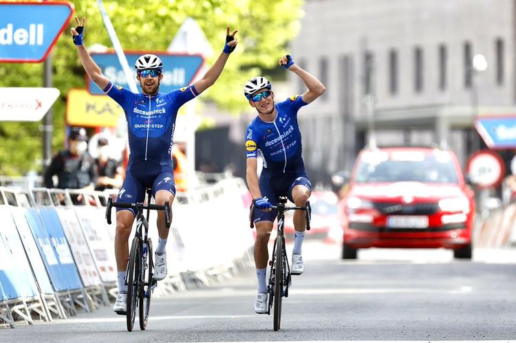 Både vinderen Mikkel Frølich Honoré (t.h.) og hans tjekkiske holdkammerat Josef Cerny jubler, efter at de to har ført et langt udbrud på 5. etape i Baskerlandet Rundt succesrigt til ende. Foto: IItzulia Basque Country. 