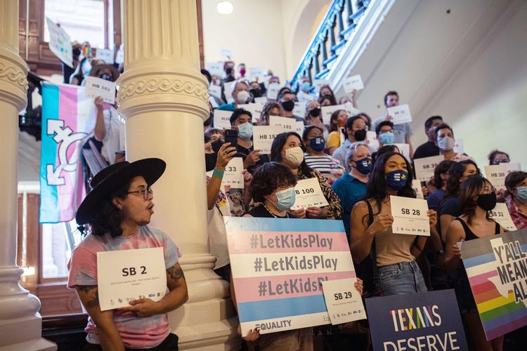 AUSTIN, TX - SEPTEMBER 20: LGBTQ rights supporters gather at the Texas State Capitol to protest state Republican-led efforts to pass legislation that would restrict the participation of transgender student athletes on the first day of the 87th Legislature's third special session on September 20, 2021 in Austin, Texas. Following a second special session that saw the passage of controversial voting and abortion laws, Texas lawmakers have convened at the Capitol for a third special session to address more of Republican Gov. Greg Abbott's conservative priorities which include redistricting, the distribution of federal COVID-19 relief funds, vaccine mandates and restrictions on how transgender student athletes can compete in sports. Tamir Kalifa/Getty Images/AFP == FOR NEWSPAPERS, INTERNET, TELCOS &amp; TELEVISION USE ONLY == Foto: Tamir Kalifa/Ritzau Scanpix