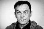 At læse Kenneth Jensens tekster er på en og samme tid som at være til familiefest i Jylland og til arrangement på Forfatterskolen i København. Foto: Simon Klein Knudsen