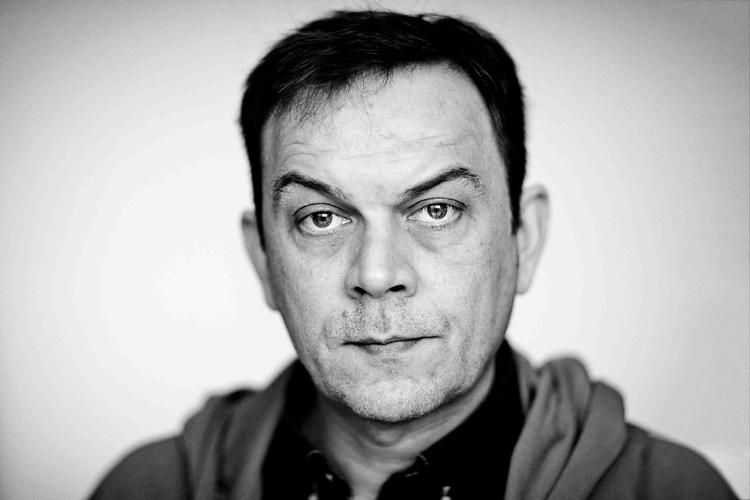 At læse Kenneth Jensens tekster er på en og samme tid som at være til familiefest i Jylland og til arrangement på Forfatterskolen i København. Foto: Simon Klein Knudsen