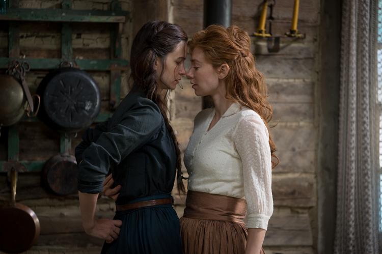 Katherine Waterston og Vanessa Kirby får Abigail og Tallie til at stråle af liv, men sættes for stramt i scene i stærk stiliseret film om kvinder i den amerikanske pionertid. Foto: Vlad Cioplea 