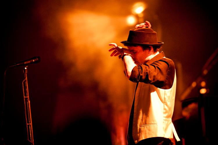  En koncert med svenske Thåström er altid intenst. Som her i Aamger Bio for nogle år siden.  Det samme gælder første udspil fra hans kommende album.   Foto: Martin Rosenauer