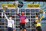 Et af sæsonens store øjeblikke for Danmarks førende kvindelige professionelle cykelrytter Cecilie Uttrup Ludwig på podiet til venstre som nr. 2 i La Course by Le Tour de France efter hollænderen Demi Vollering og foran dennes landsmand Marianne Vos - to af dagens modstandere. 
 Foto: Thomas Samson/Ritzau Scanpix