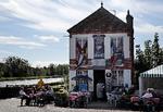 Normandiet i Frankrig, hvor de allierede 6. juni 1944 gik i land under 2. Verdenskrig, er nu blevet grøn i Udenrigsministeriets ugentlige opdatering af rejsevejledningerne. Caféen Gondreé blev det første befriede franske hus. Foto: Jens Dresling/Ritzau Scanpix