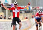 På landevejene i Flandern, hvor VM i dag afgøres, fejrede Kasper Asgreen i foråret karrierens hidtil fornemste triumf, da han i klassikeren Flandern Rundt spurtbesejrede hollænderen Mathieu van der Poel. Foto: Olivier Matthys/Ritzau Scanpix